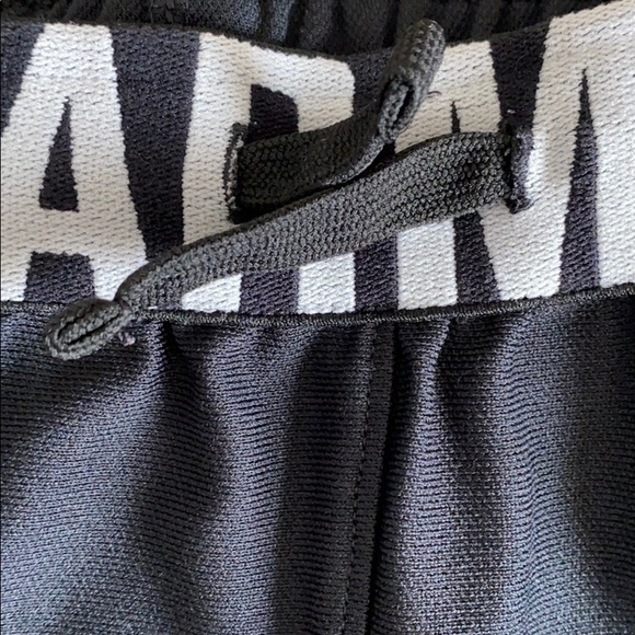 Girls Heat Gear Black Under Armour Shorts - Picture 3 of 5